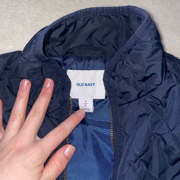 Old Navy Thin Puffer Vest - Picture 4 of 5